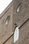 Gevelversiering. Zie tevens het kleurverschil van de bakstenen.
<br/>
Marcel Westhoff, 2015-12-01